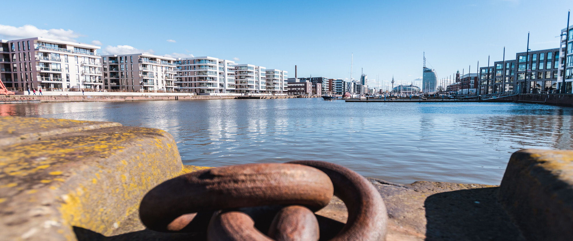 Schiffskette liegt vor dem Hafenbecken | © Heiko Sandelmann