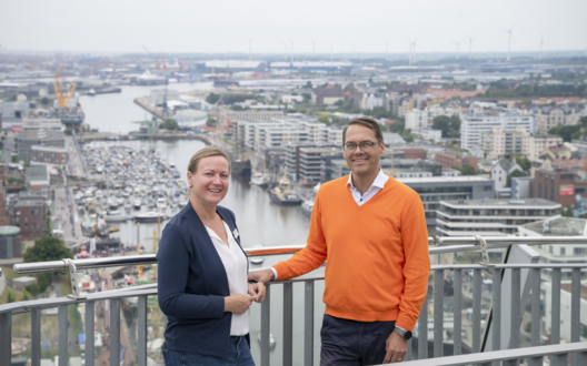 Eine Frau und ein Mann stehen auf der Aussichtsplattform des Sail City Hotels Bremerhaven | © BIS/Wolfgang Heumer