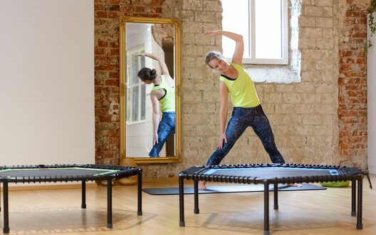 Rike Engel zeigt eine Yoga-Übung | © Gedankenwerft / Antje Schimanke