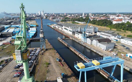 Luftaufnahme vom Werftquartier Bremerhaven, auf der Kräne und Wasser zu sehen sind | © Wolfhard Scheer