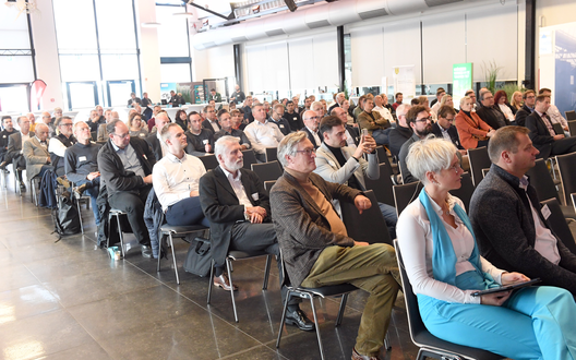 Publikum sitzt in Reihen in einer Halle | © BIS/Scheer