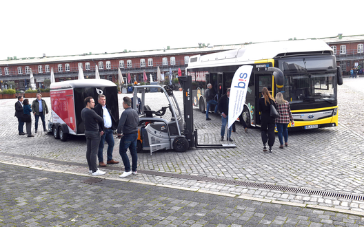 Bus, Gabelstapler und Anhänger stehen auf einem Marktplatz | © BIS/Scheer