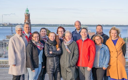 Das Team Wirtschaftsförderung: (v.l.) Dr. Saskia Greiner, Guido Ketschau, Anna Lena Garms, Anastasia Schmidt, Daniela Schneider, Kerstin Schwarz, Dr. Barbara Schieferstein, Nils Hase, Dr. Marc Bläsing, Karolina Fahrenbach, Dr. Michael Murck, Heidi Helbig. Nicht abgebildet: Michael Arzenheimer, Sabine Häusler, Lars Krause, Natalia Sushina, Mareike Vierk. | © Aheads GmbH/Grochla