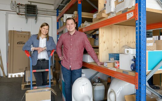 Ein Mann und eine Frau stehen im Materiallager  | © Gedankenwerft/Antje Schimanke 