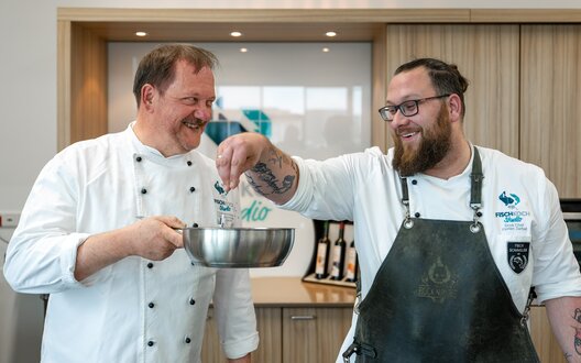 Ralf Harms (links) und Florian Zerbst im Fischkochstudio. | © WFB/Björn Hake 