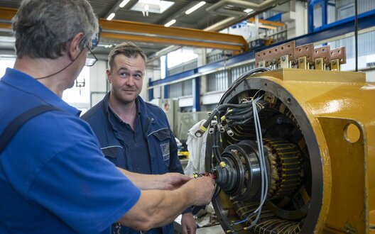 Zwei Männer stehen in einer Produktionshalle | © BIS/Wolfgang Heumer