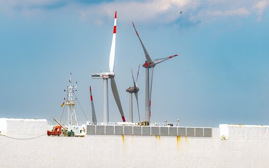 Windräder im Hafen in Bremerhaven | © WFB/Björn Hake