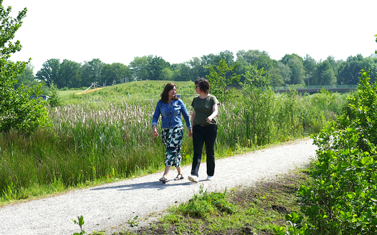 Zwei Frauen laufen durch die Natur | © BIS/Stop press - Helmut Stapel