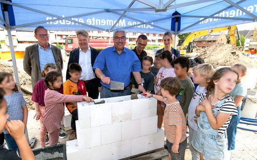 Bei der Grundsteinlegung der Neuen Grundschule Lehe (NGL) wurden die Wünsche der Schüler:innen mit weiteren Klassikern erfolgreich in einer Zeitkapsel platziert. V.L. Nils Schnorrenberger, Sieghard Lückehe, Oberbürgermeister Melf Grantz, Schuldezernent Michael Frost und Schulleiterin Nadine Porwoll.  | © STÄWOG / Heiko Sandelmann