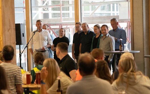 Die Allianz-3-Schulen Bremerhaven ist stolz auf den Meilenstein des ersten Richtfestes an dem zukünftigen Schulzentrum Hamburger Straße (SHS). V.L. Kai-Hamel Apke (Stäwog), Daniel Moser (Lindner), Dominika Gnatowicz (GMP), Andreas Tremmel (Lindner), Björn Cohrs (Aug. Prien), Kathrin Wegner (BIS), Matthias Friedrich (WTM), Lutz Ameling (PkI).  | © Bildnachweis STÄWOG / Heiko Sandelmann