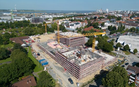 Der Bau des zukünftigen Schulzentrums Hamburger Straße (SHS) schreitet voran und feiert mit dem Richtfest erfolgreich einen weiteren Meilenstein.  | © STÄWOG / Heiko Sandelmann