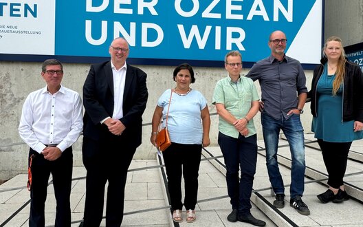 Sechs Menschen stehen vor dem Deutschen Schifffahrtsmuseum. | © Senatskanzlei