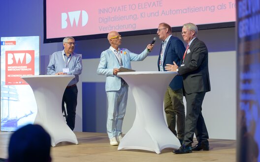 Der Bremerhavener Wirtschaftsdialog 2024 trägt Impulse von Digitalisierung, Künstlicher Intelligenz und Automatisierung als Treiber der Veränderung in den Wirtschaftsstandort Bremerhaven. In dem Bild, von Links: Oberbürgermeister Melf Grantz, Moderator Frank Astor, Geschäftsführer der Wirtschaftsförderung Bremerhaven Nils Schnorrenberger sowie IHK-Präses Eduard Dubbers-Albrecht. | © BIS / Schimanke