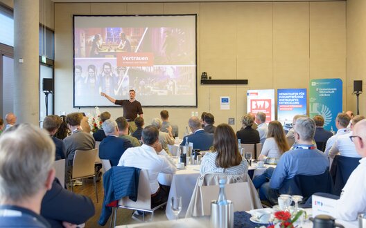 Spanende Impulse für die praktische Implantierung Künstlicher Intelligenz in den Unternehmen präsentiert Jens Dorn im Rahmen des Vortragsprogramms des Wirtschaftsdialoges 2024 im timeport 2 in Bremerhaven. | © BIS / Schimanke