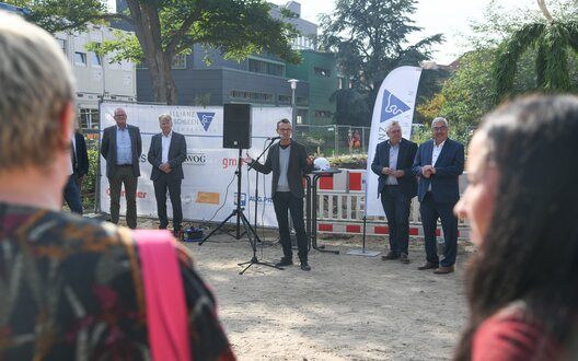 Mit dem Richtfest der Neuen Oberschule Lehe wird der nächste Schritt für die Bildungslandschaft in Bremerhaven gefeiert. Von links: Nils Schnorrenberger, Sieghard Lückehe, Michael Frost, Torsten Neuhoff und Melf Grantz