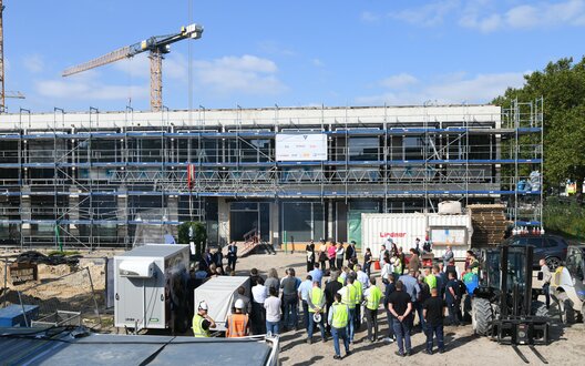 Das Richtfest an der Neuen Oberschule Lehe ist ein wichtiger Schritt für den Bildungsstandort Bremerhaven.  