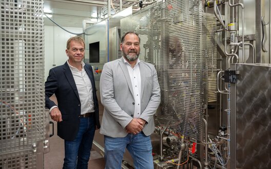 Markus von Bargen (links) und Jörg Rugen in der Produktionsstätte. | © © WFB / Björn Hake