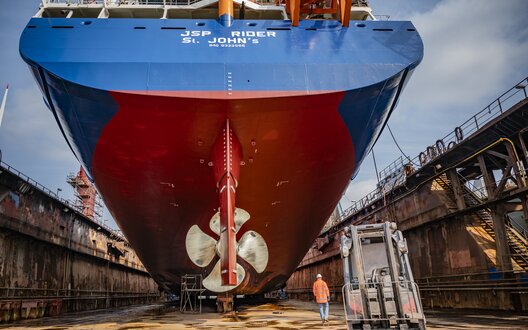 Blick ins Dock bei der Bredo Dry Docks GmbH in Bremerhaven | © BIS / Heumer