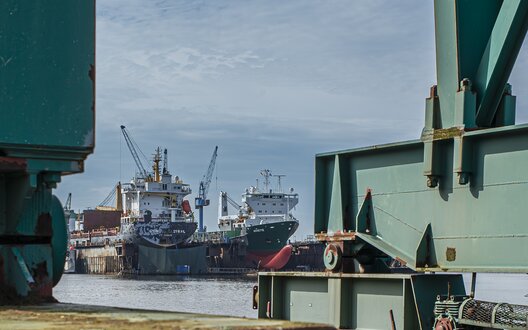 EIn Blick in eines von insgesamt 11 Docks von der Bredo Dry Docks GmbH | © BIS / Heumer