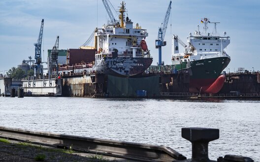 Die Bredo Dry Docks in Bremerhaven stellen internationale Lieferketten sicher.  | © BIS / Heumer