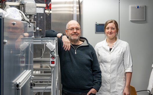 Professor Benning und Kollegin Klusmann stehen im Labor | © ©WFB/Björn Hake