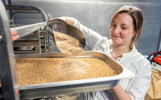 Lisa Klusmann füttert die Mehlkäferlarven | © ©WFB/Björn Hake