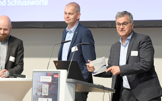 Andreas Born moderiert die Podiumsdiskussion auf dem 5. Wasserstoff-Symposium in Bremerhaven  | © BIS/Scheer