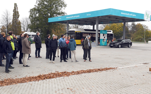 Die geführte Exkursion im Rahmen des 5. Wasserstoff-Symposiums besichtigt die Wasserstofftankstelle in Bremerhaven  | © BIS/Scheer