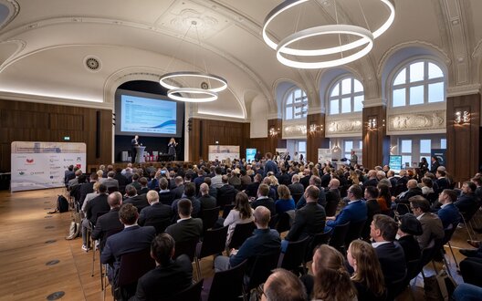 Über 250 Expert:innen aus den fünf Küstenbundesländern tauschen sich in Hamburg auf der 2. Norddeutschen Wasserstoffkonferenz über die Zukunft der hiesigen Wasserstoffwirtschaft aus.  | © Henning Anger