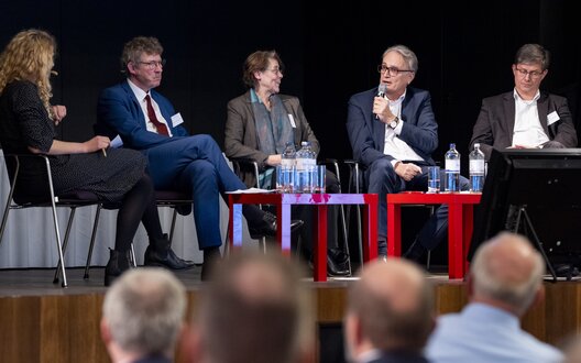 In der Paneldiskussion wird der Status Quo in den Themen Wirtschaftlichkeit und marktbezogene Förderungen, Beschleunigung von Genehmigungsverfahren sowie Herstellung der Planungssicherheit diskutiert. Teil des Panels sind v.l.: Moderatorin Lis Blume, Niedersächsisches Wasserstoffnetzwerk, Frank Doods, Staatsekretär im Niedersächsischen Ministerium für Wirtschaft, Verkehr, Bauen und Digitalisierung, Maike Frese, Staatsrätin für Wirtschaft bei der Senatorin für Wirtschaft, Häfen und Transformation Bremen, Andreas Rieckhof, Staatsrat der Behörde für Wirtschaft und Innovation, Hamburg und Dr. Markus Hirschfeld, Stellvertretender Abteilungsleiter im Ministerium für Energiewende, Klimaschutz, Umwelt und Natur des Landes Schleswig Holstein. | © Henning Anger