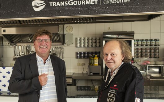 Zwei Männer stehen in der Küche von Transgourmet Seafood in Bremerhaven | © BIS Bremerhaven/ Wolfang Heumer