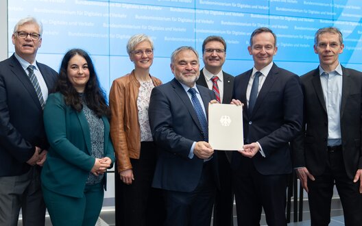 Übergabe des Förderbescheids für die neue Wasserstofftestinfrastruktur.  Von links: Prof. Dr. Gerhard Schories, Institutsleiter Technologie-Transfer-Zentrum Bremerhaven, Elitsa Pesina, Freie Hansestadt Bremen, Dr. Saskia Greiner, Geschäftsbereichsleiterin Wirtschaftsförderung Bremerhaven, Hans-Georg Tschupke, Freie Hansestadt Bremen, Uwe Knodt, administrativer Direktor des DLR-Instituts für Raumfahrtsysteme, Dr. Volker Wissing, Bundesminister für Digitales und Verkehr, Dr. Jens Gerstmann, DLR-Institut für Raumfahrtsysteme.  | © BMDV/Woithe