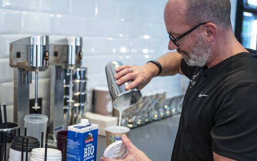 Ein Mann bereitet einen Eiweißshake im Fitness-Studio "Parkhaus Fitness Club" in Bremerhaven zu | © BIS/ Wolfgang Heumer 