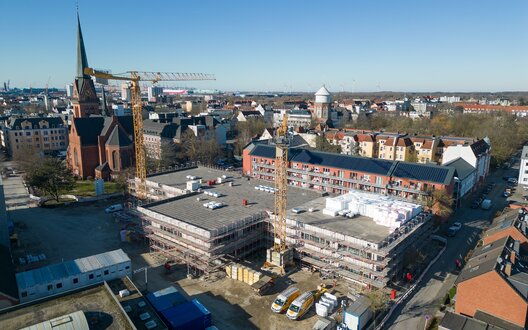 Die Luftaufnahme von der Neuen Grundschule Lehe dokumentiert den Baufortschritt im März 2025