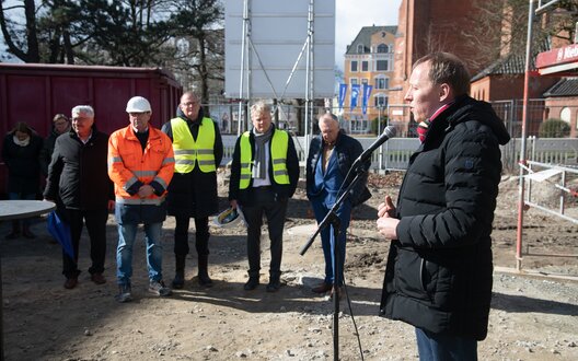 Stadtrat Prof. Dr. Hauke Hilz feiert mit Gästen und Schulleitung das Richtfest der neuen Schule