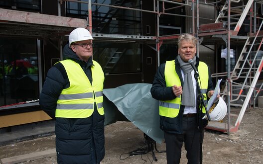 Geschäftsführer Sieghard Lückehe (rechts) und Nils Schnorrenberger Geschäftsführer der BIS Wirtschaftsförderung Bremerhaven 