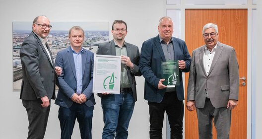 Setzen mit der Klimakooperation Fischereihafen CCF gemeinsam die Segel für eine CO₂-neutrale Zukunft und nehmen den Innovationspreis „Motor des Nordens“ von Oberbürgermeister Melf Grantz (ganz rechts) sowie Olaf Reichert, Vorstand Powerhouse Nord (ganz links) für das Bündnis in Empfang (v.l.): Timo Mahler (Leitung Energiemanagement, Deutsche See); Dr. Alexander David (Erneuerbare Energien, FBG); Ralf Finck (Einkauf Energie & Technik, FRoSTA).