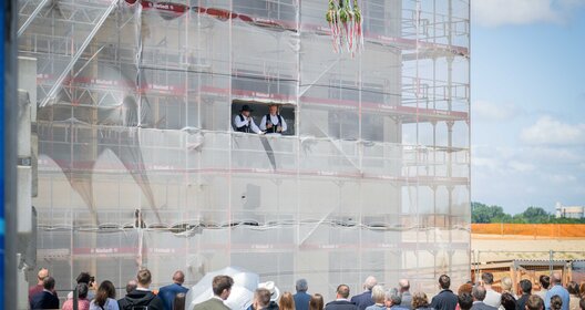 Meilenstein der nachhaltigen Wirtschaft in Bremerhaven: Der Richtspruch beim Gründungszentrum zeigt, dass in Bremerhaven die Zukunft aktiv gestaltet wird.
