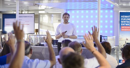 Jugendforscher Dr. Kilian Hampel diskutiert gemeinsam mit der GENz und erfahrenen Arbeitgebenden aus und in Bremerhaven die Zukunft der Arbeit.