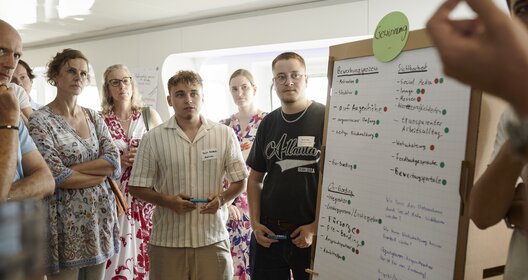 Verschiedene Generationen aus der Bremerhavener Wirtschaft kommen in den Dialog. Kevin Kozlowski (Abelmann) und Martin Klook (Rönner Gruppe) moderieren eine Diskussion über die Mitarbeitergewinnung.