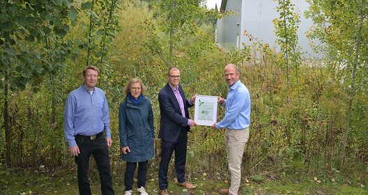 Die Auszeichnungsurkunde wird der ECO°COOL GmbH überreicht