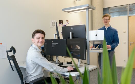 Dustin Klepper und Pascal Nobereit (v. l.) haben sich mit neuraflow in den Büroräumlichkeiten des timeport 3 gegründet. Bildnachweis: Antje Schimanke.