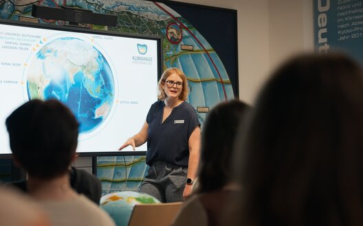 Dr. Neele Meyer vom Klimahaus ist ein Gesicht der neuen Bremerhavener Kampagne „Deine WissenschaftsHEIMATstadt“ und brennt für verständliche Wissenschaftskommunikation.