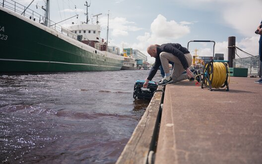 Die Sicherheit auf See arbeitender Menschen mittels optischer Sichtsysteme zu verbessern, ist ein wichtiger Forschungsschwerpunkt von Dr. Enno Peters vom Bremerhavener DLR – Institut für den Schutz maritimer Infrastrukturen.