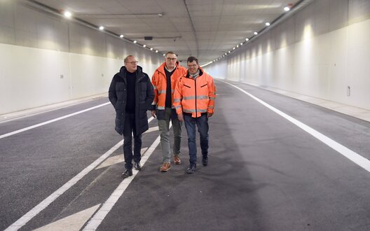 Laufen nach den fertiggestellten Arbeiten durch den Hafentunnel Bremerhaven (v.l.): Nils Schnorrenberger, Dirk Thies und Enno Wagener. Bildnachweis: BIS/Scheer.