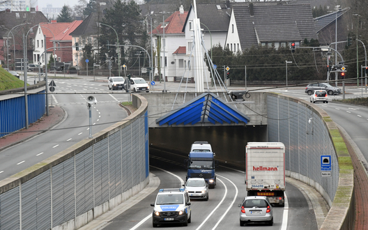 Einfahrt durch das Westportal in den Hafentunnel Bremerhaven nach erfolgreicher Fertigstellung und Inbetriebnahme. Bildnachweis: BIS/Scheer.