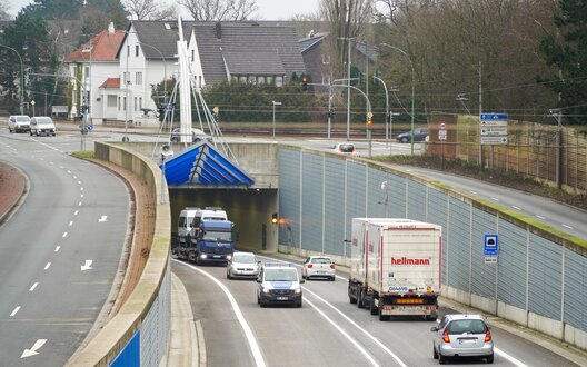 in Blick auf das westliche Portal des Hafentunnels wenige Minuten nach Freigabe des Verkehrs. Foto: Magistratspressestelle / Johanna Geimer