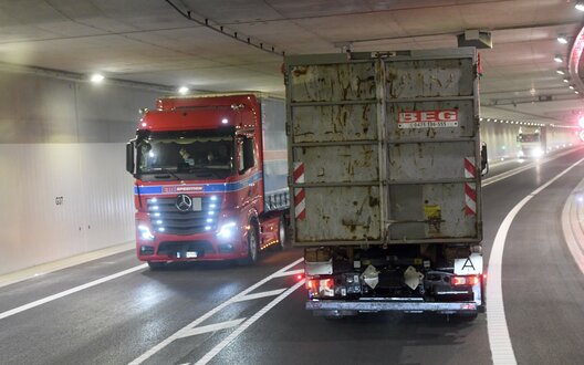 Erstmals begegneten sich am Montag die Lkws im neuen Hafentunnel. Foto: BIS Bremerhaven / Wolfhard Scheer